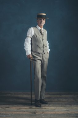 Retro 1920'lerde dandy elbiseli 