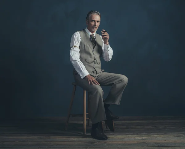 Edad media retro 1920 hombre con cigarro —  Fotos de Stock