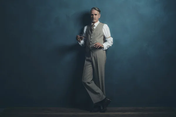 Hombre de negocios Vintage 1920 con vaso de whisky — Foto de Stock