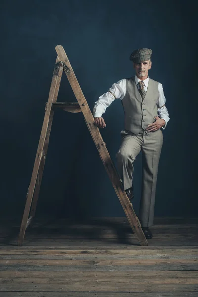 Винтажный мужчина 1920-х годов в костюме — стоковое фото
