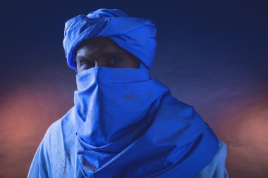 Berber adam gece ışık 