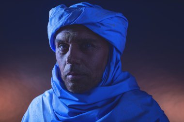 Berber adam gece ışık 