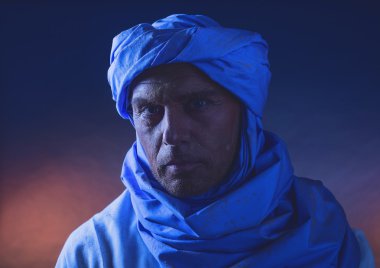 Berber adam gece ışık 