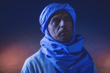 Berber adam gece ışık 