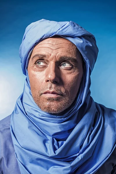 Homem berbere vestindo turbante azul — Fotografia de Stock