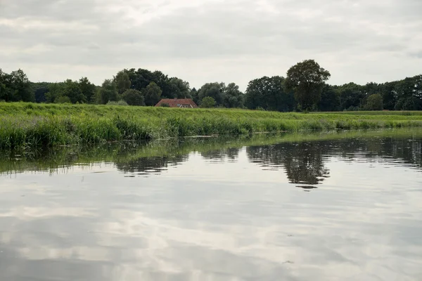Río holandés de Berkel con dique y granja —  Fotos de Stock