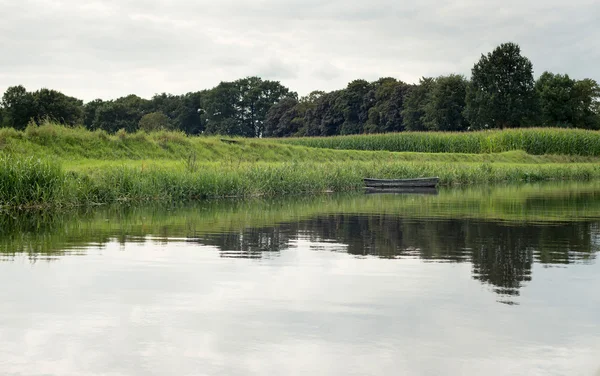 Holandská řeky de Berkel malou lodkou — Stock fotografie