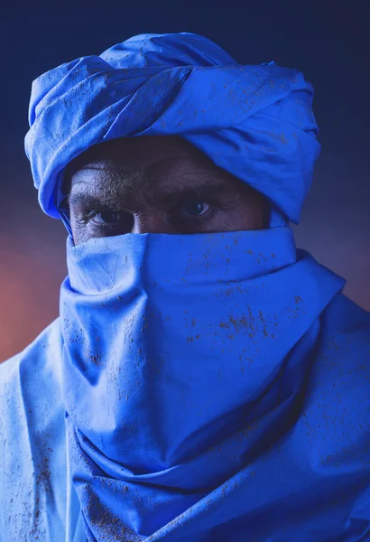 Berber adam gece ışık — Stok fotoğraf