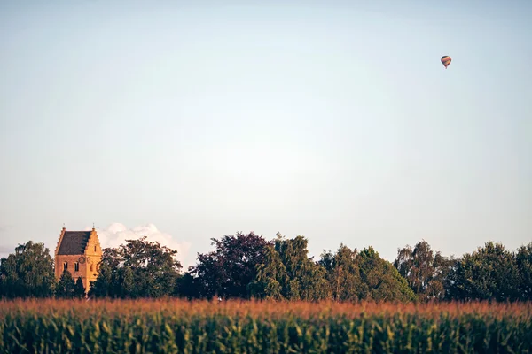 教会塔と空気バルーン — ストック写真