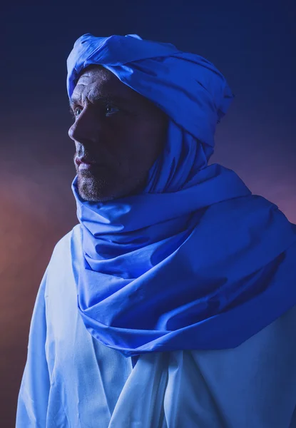 Berber adam gece ışık — Stok fotoğraf