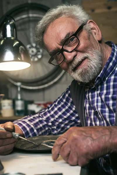 Man soldering old plate — Stock Photo, Image