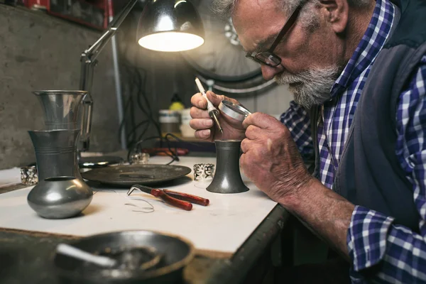 Man soldering old tin vase — Stock Photo, Image