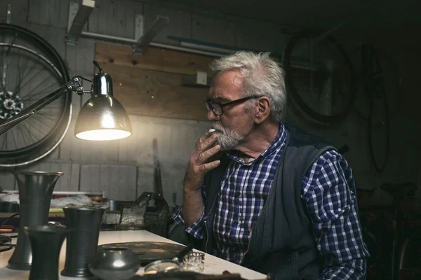 Adam eski teneke vazo ile sigara — Stok fotoğraf