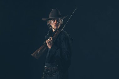 Retro kovboy tüfeği ile ayakta