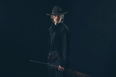 Retro kovboy tüfeği ile ayakta