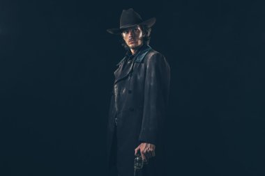 Tehditkar kovboy tabanca ile ayakta