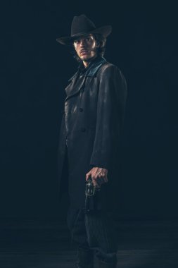 Tehditkar kovboy tabanca ile ayakta