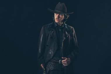 Kendine güvenen kovboy gösteren tabanca