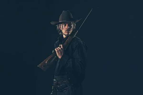 Vaquero retro de pie con rifle — Foto de Stock