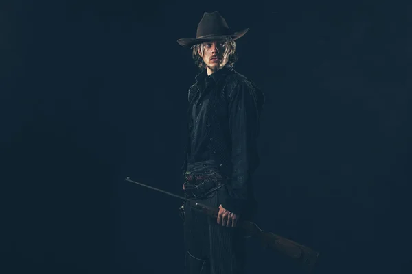 Retro cowboy in piedi con fucile — Foto Stock