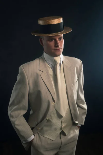 Çeride Duran Kayıkçı Şapkalı Takım Elbiseli Adam — Stok fotoğraf