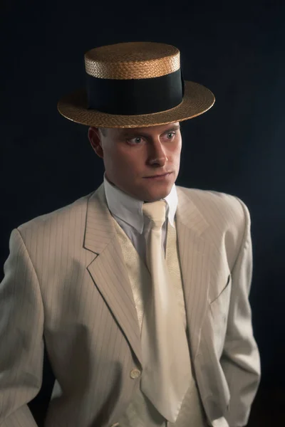 Άντρας Καπέλο Και Κοστούμι Που Στέκεται Μέσα — Φωτογραφία Αρχείου