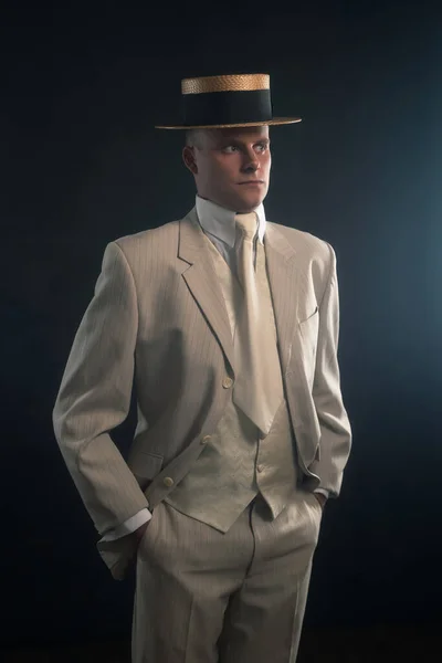 Hombre Con Sombrero Navegante Traje Pie Interior —  Fotos de Stock