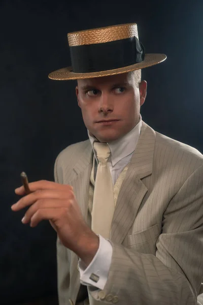 Homme Portant Chapeau Plaisance Costume Cigare Fumant — Photo