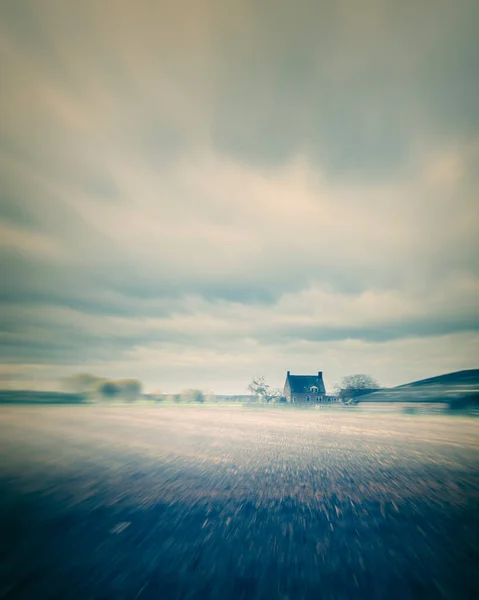 Misty Platteland Met Oud Huis Koeienstal — Stockfoto