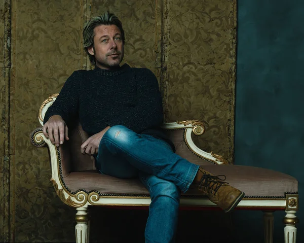 Zeitgenössischer Mann Pullover Und Jeans Sitzt Auf Vintage Sofa Zimmer — Stockfoto