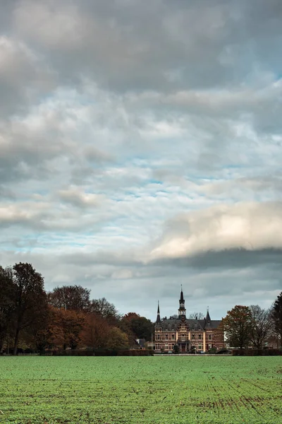 Akkerland Met Landhuis Herfstbomen Onder Bewolkte Hemel — Stockfoto