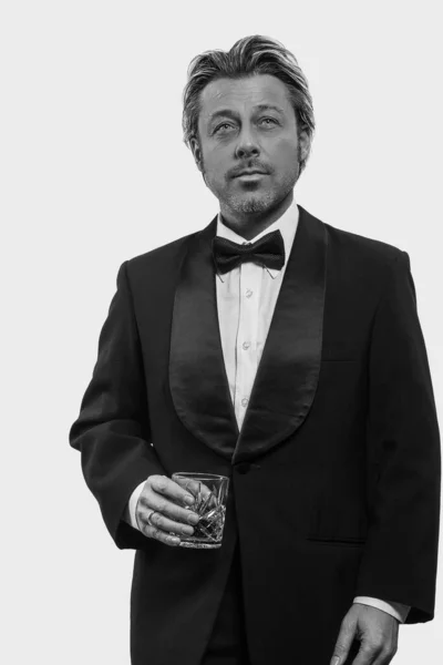 Seriös Man Smoking Med Glas Whisky Framför Vit Bakgrund Svart — Stockfoto