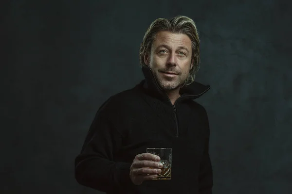 Glad Blond Man Svart Ylletröja Med Glas Whisky — Stockfoto