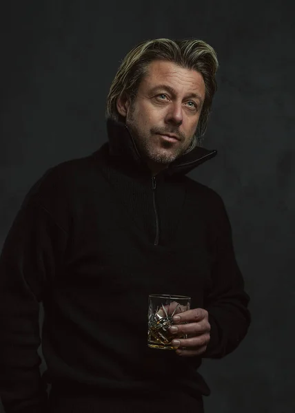 Blond Man Svart Ylletröja Med Glas Whisky — Stockfoto