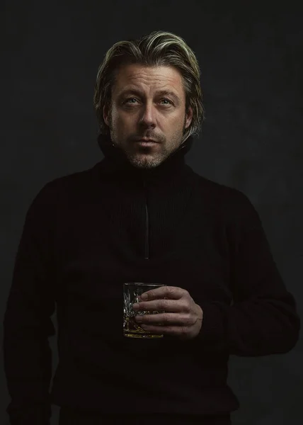 Blond Man Svart Ylletröja Med Glas Whisky — Stockfoto