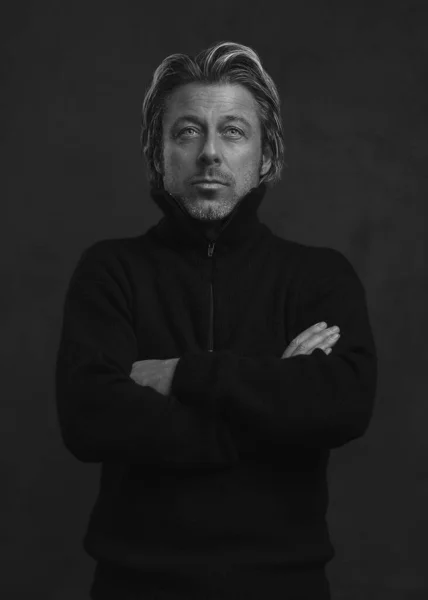 黒のウールのセーターの真剣なブロンドの男 白黒写真 — ストック写真