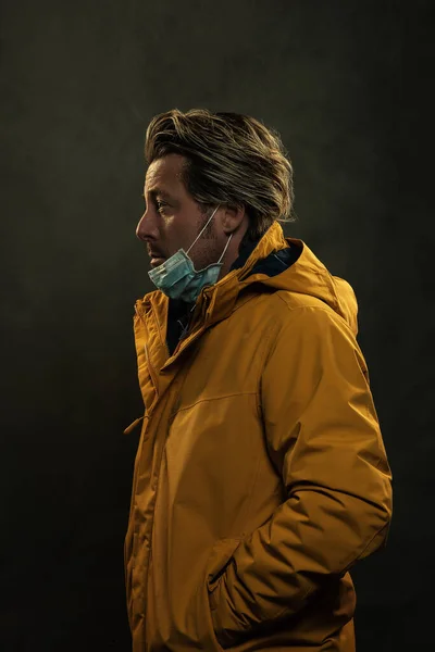 Hombre Rubio Con Mascarilla Higiénica Abrigo Amarillo Delante Pared Gris — Foto de Stock