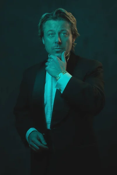 Homem Loiro Usando Smoking Gravata Borboleta Lit Por Luz Azul — Fotografia de Stock