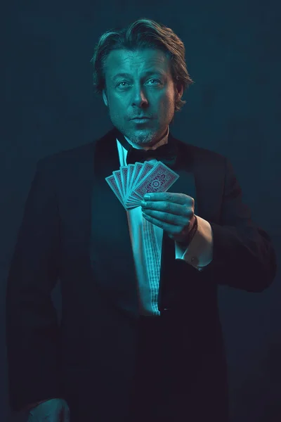 Homem Smoking Gravata Arco Segurando Cartas Poker Lit Por Luz — Fotografia de Stock