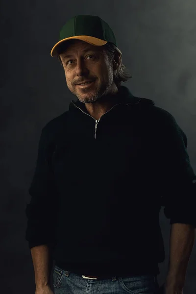 Retrato Sombreado Oscuro Hombre Rubio Sonriente Con Gorra Béisbol Suéter — Foto de Stock