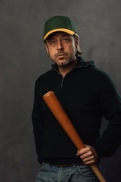 Blonder Mann Mit Baseballkappe Und Schläger Dunkelgrünen Wollpullover — Stockfoto