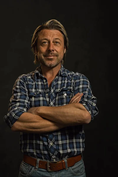 Homem Louro Sorridente Com Barba Restolho Camisa Xadrez Azul — Fotografia de Stock