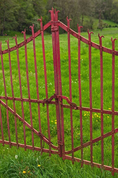 Portão Ferro Vermelho Velho Perto Prado Primavera — Fotografia de Stock