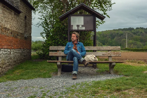 Blonder Mann Jeans Und Jeansjacke Sitzt Frühling Auf Einer Bank — Stockfoto