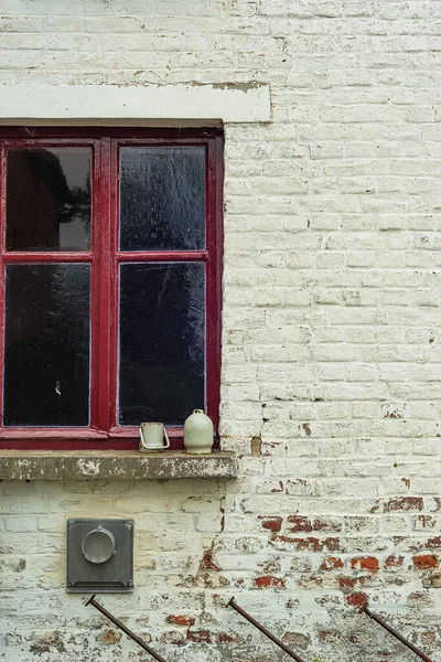 Old Red Window Frame Two Jugs Windowsill Weathered White Brick — Stock Photo, Image