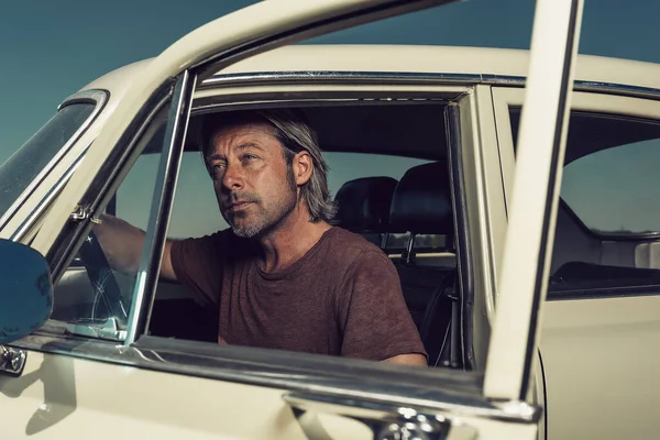 Ξανθός Άνδρας Shirt Κάθεται Κλασικό Αυτοκίνητο Ανοιχτή Πόρτα — Φωτογραφία Αρχείου