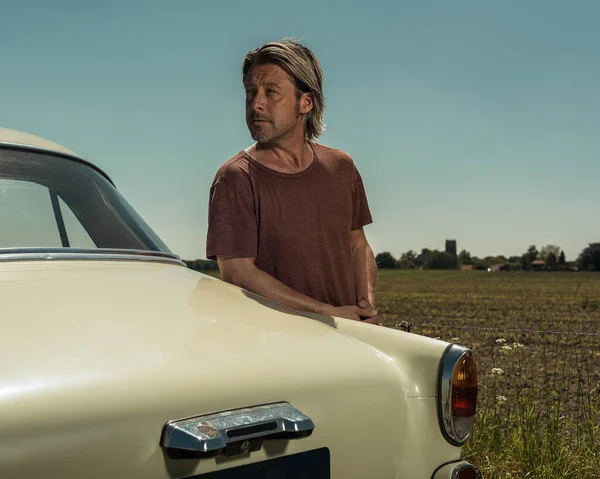 Blond Man Shirt Bij Kofferbak Van Een Klassieke Auto Het — Stockfoto