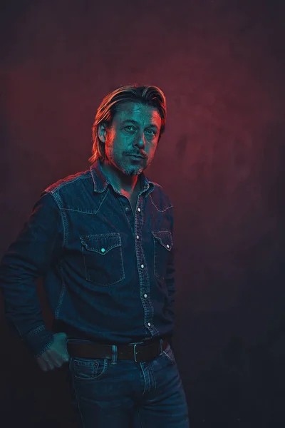 Man Jeans Shirt Jeans Met Riem Rood Blauw Gekleurd Licht — Stockfoto