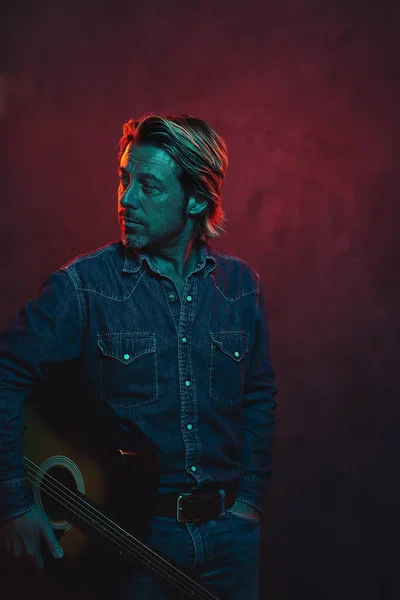 Homem Com Guitarra Ocidental Acústica Camisa Jeans Jeans Com Cinto — Fotografia de Stock