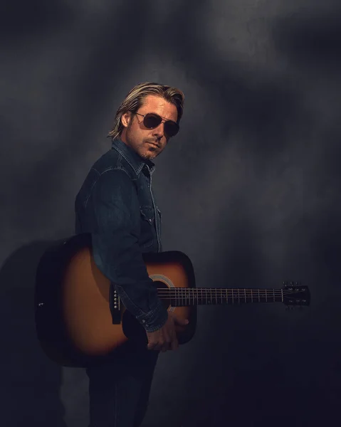 Hombre Con Camisa Vaquera Gafas Sol Aviador Con Guitarra Occidental —  Fotos de Stock